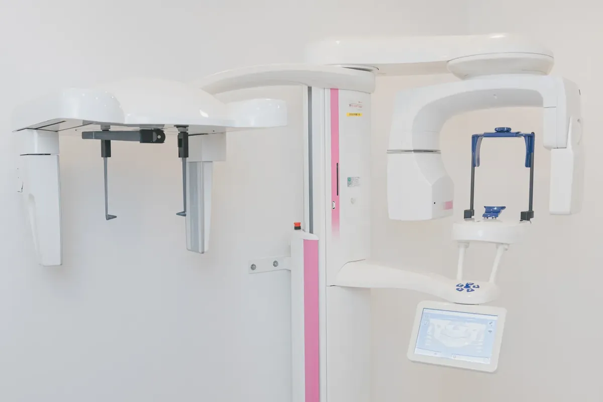 Kitcha 牙科诊所的 CBCT 三维 X 光机,也可拍摄全景片