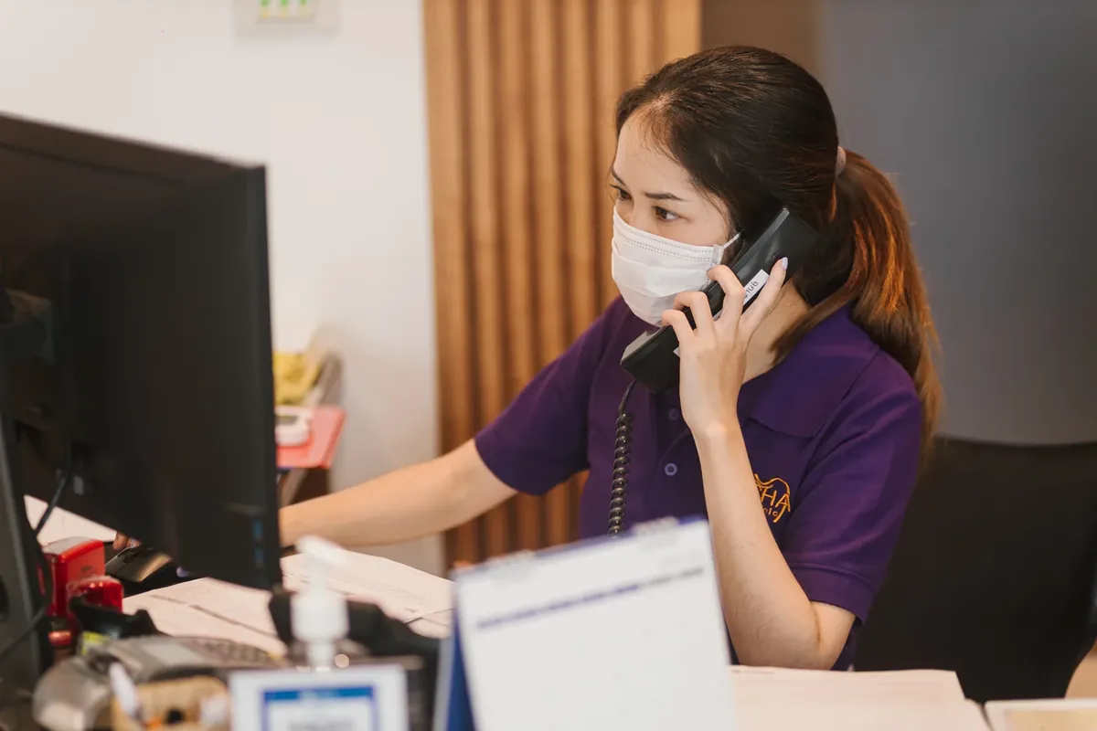 前台工作人员在接待处接听电话预约