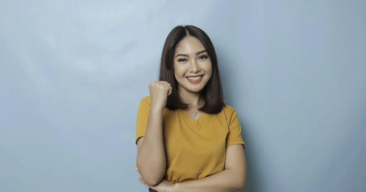 一名女士双臂交叉,自信地微笑