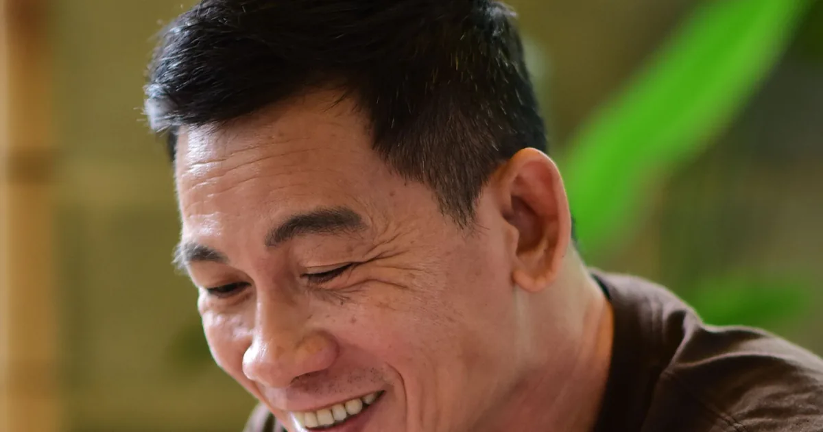 一名中年男士在家中放松地开怀大笑