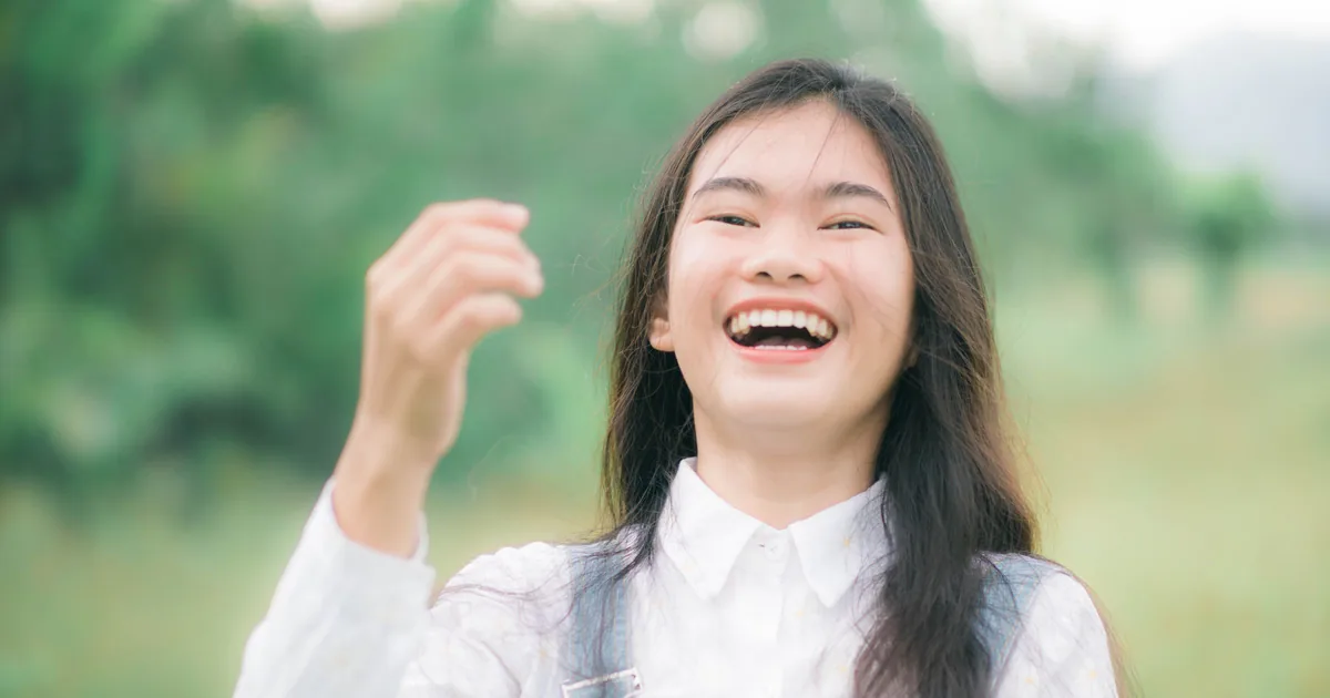 一位少女在户外开心大笑