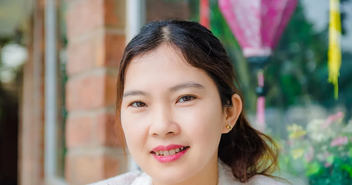 一位年轻女士在温暖的自然光下微笑