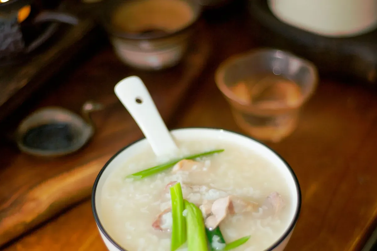 一碗米粥配茶具,适合术后头几天的软食