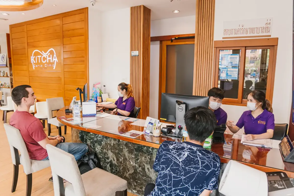 患者在诊所前台与接待人员交谈