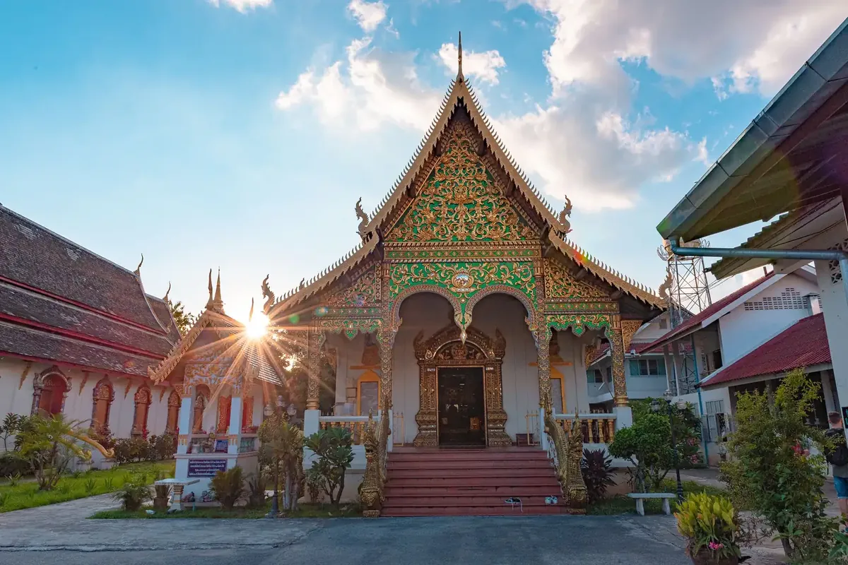 清迈古城的清曼寺,沐浴在傍晚暖阳中